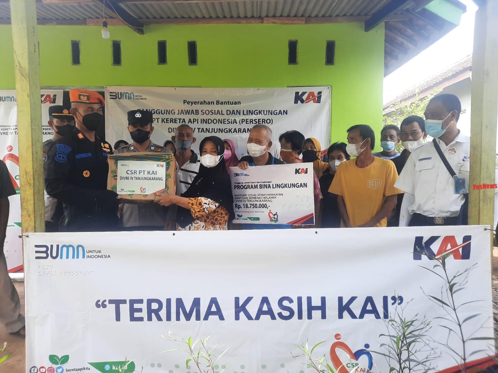 PT. KAI Divre IV Tanjung Karang Berikan Bantuan Paket Sembako Kepada Warga