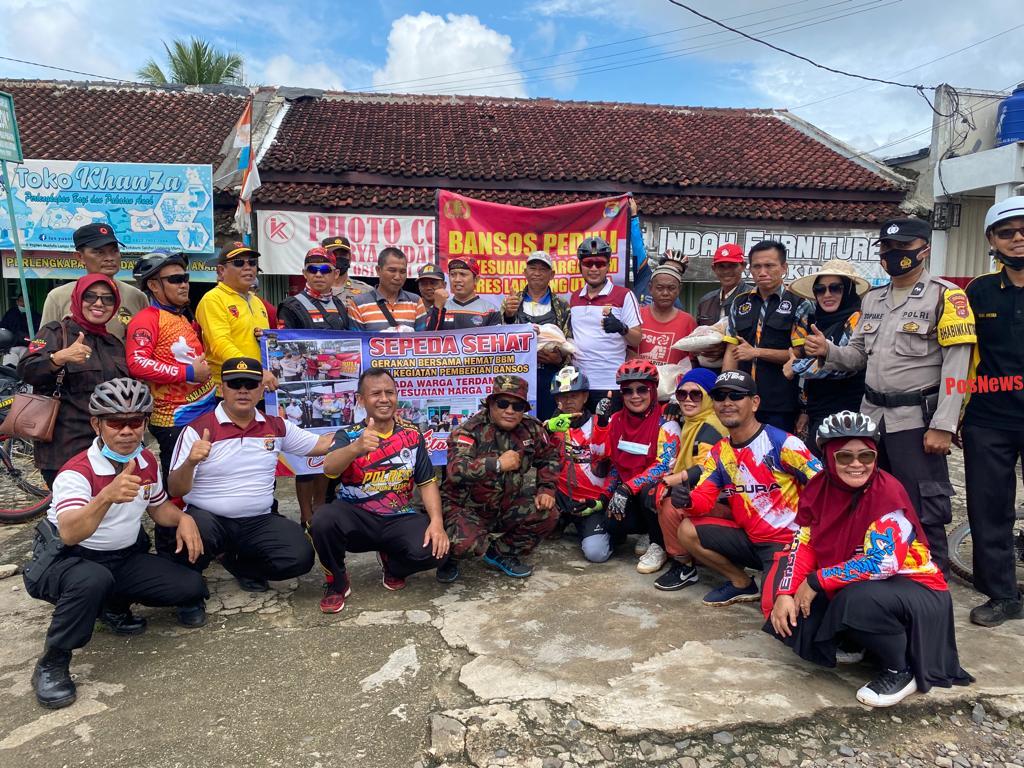 Bersepeda Sehat Dan Bagikan Sembako Ala Kapolres Lampung Utara