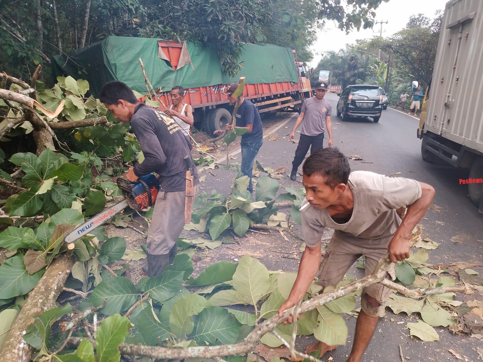 Bersama Warga, Polisi Evakuasi Pohon Tumbang Di Jalinsum